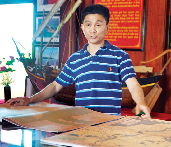 Anh Trần Thắng giới thiệu về các Atlas anh trao tặng cho Nhà nước và được trưng bày tại Lý Sơn vừa qua.