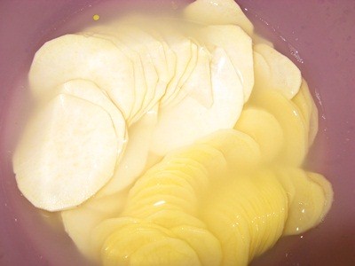 Nên ngâm khoai tây trong nước ít nhất 30 phút trước khi rán