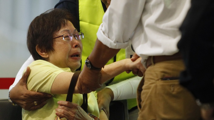 Bà Siti Dina, người Malaysia, đau đớn khóc than khi đọc thấy tên con gái trong danh sách hành khách đi chuyến bay MH17 định mệnh - Ảnh: Reuters