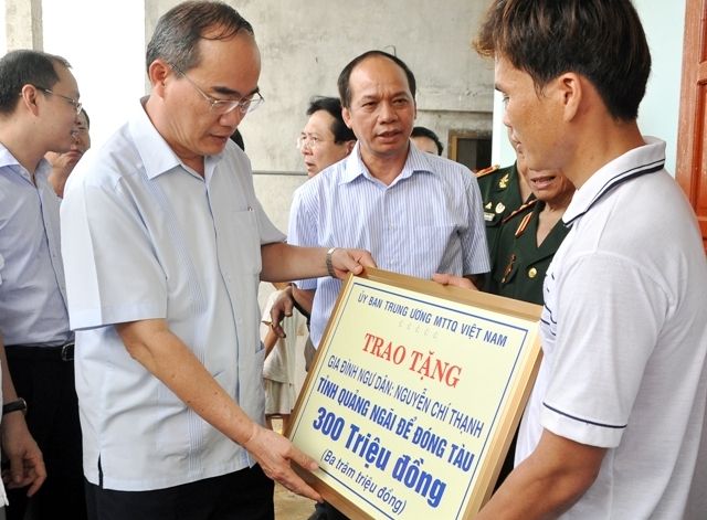 Chủ tịch Ủy ban TW MTTQ Việt Nam Nguyễn Thiện Nhân động viên và trao quà cho ngư dân Lý Sơn
