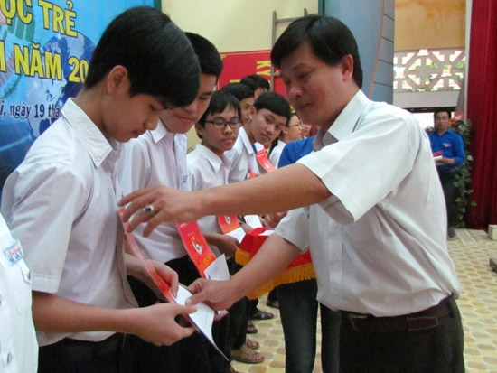 Ông Trần Thanh Trường- Phó Giám đốc Sở TT&TT trao giải cho các thí sinh đạt giải.