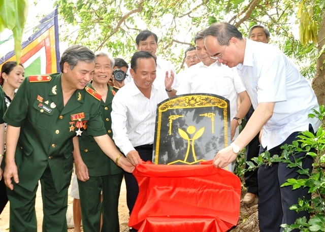 Chủ tịch Ủy ban TW MTTQ Việt Nam Nguyễn Thiện Nhân tham gia gắn biển Cây di sản Việt Nam cho cây đa sộp ở ở Dinh Đụn,  thôn Đông xã An Vĩnh 