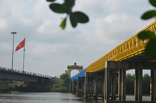 Cầu Hiền Lương nay vừa hoàn thành việc phục dựng cầu hai màu xanh - vàng theo đúng màu sắc của cầu trong thời kỳ đất nước chưa thống nhất.