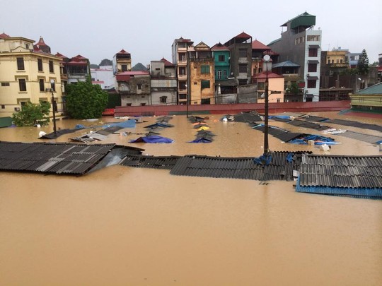 Trận lụt kinh hoàng khiến nhiều khu vực ở TP Lạng Sơn chìm trong biển nước với mức nước ngập lên tận nóc nhà- Ảnh: Trường Bá Hổ