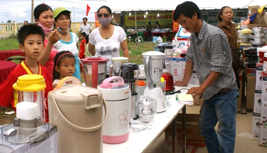 Người tiêu dùng tham quan, mua sắm tại phiên chợ hàng Việt ở Lý Sơn.                     ảnh: THANH NHỊ