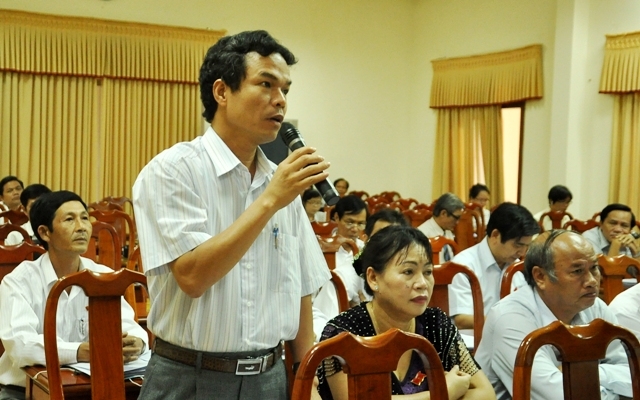 Đại biểu Đặng Ngọc Dũng ở huyện Sơn Hà tham gia đóng góp ý kiến vào tờ trình liên quan đến vấn đề phổ cập giáo dục