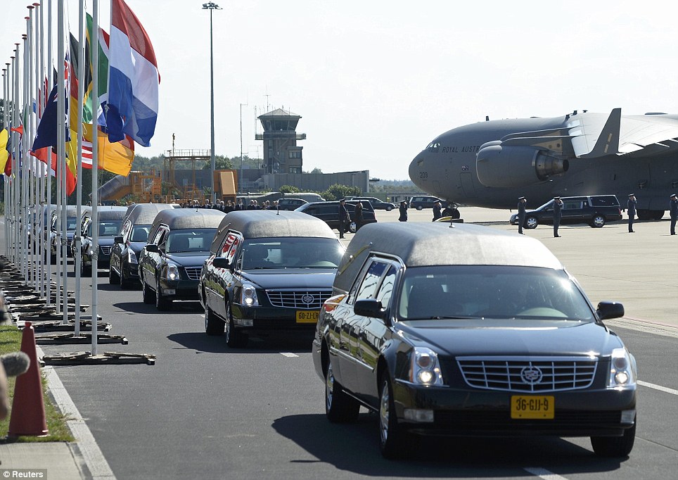  Đoàn xe chở thi hài của 40 nạn nhân trong vụ tai nạn máy bay MH17 rời khỏi sân bay Eindhoven