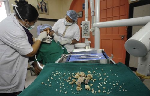 Bác sĩ phẫu thuật cho Ashik Gavai và nhỏ bỏ 232 chiếc răng - Ảnh: AFP