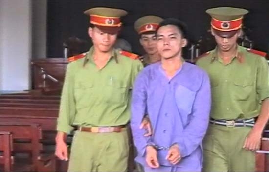 Nguyễn Thanh Bình bị dẫn giải đến Tòa án.
