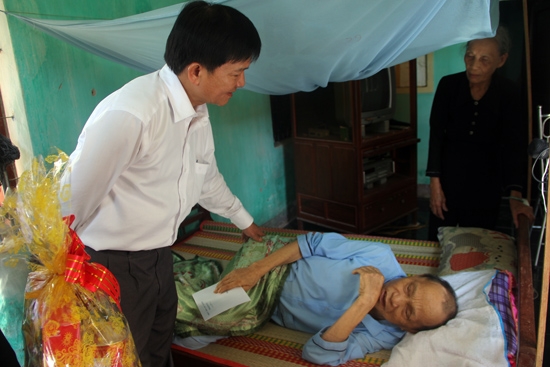 Thăm, tặng quà cho gia đình ông Nguyễn Hữu Bông (cha liệt sĩ)