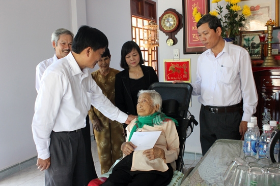 Thăm hỏi gia đình Mẹ Việt Nam Anh hùng Huỳnh Thị Tòa ở xã Tịnh Khê