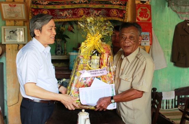 Thăm và tặng quà cho gia đình ông Đoàn Bồi, người hoạt động kháng chiến bị nhiễm chất độc hóa học.