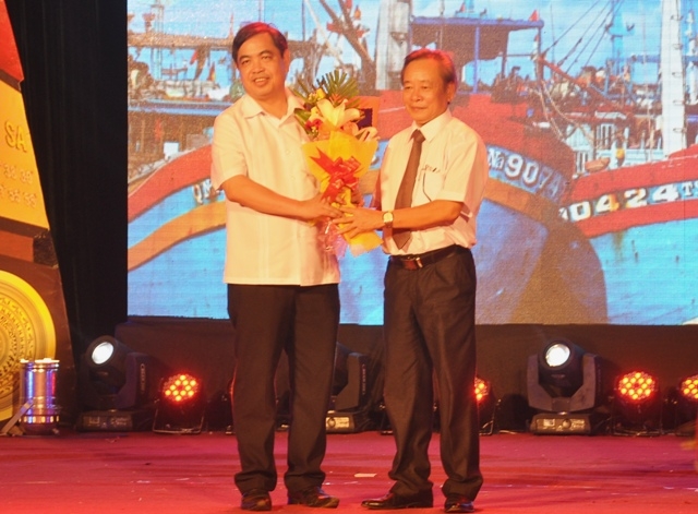 Quyền Bí thư Tỉnh ủy Nguyễn Minh tặng hoa cảm ơn đơn vị tài trợ chương trình 