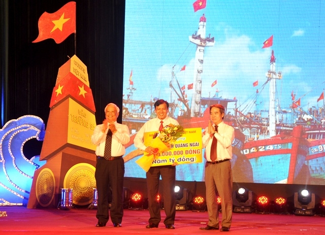 Phó Chủ tịch UBND tỉnh Phạm Trường Thọ nhận tiền hỗ trợ của Ngân hàng Nhà nước Việt Nam cho ngư dân Quảng Ngãi
