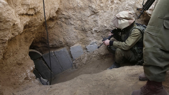 Binh sĩ Israel trước một đường hầm từ Gaza sang Israel - Ảnh: aol.com