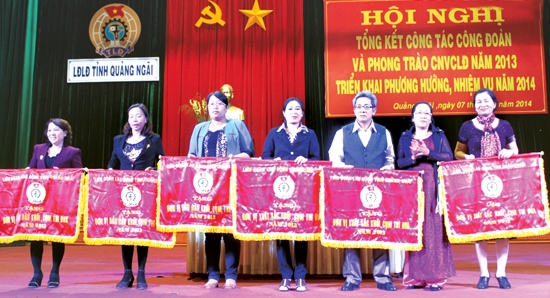 Lãnh đạo LĐLĐ tỉnh trao cờ thi đua cho các đơn vị có nhiều thành tích xuất sắc trong phong trào Công đoàn năm 2013.