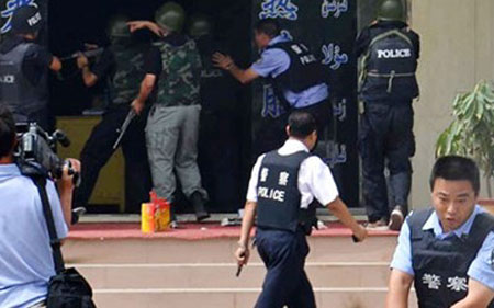 Cảnh sát Tân Cương trấn áp nghi phạm tấn công khủng bố hôm 27/1/2014 (Ảnh: Tân Hoa xã)
