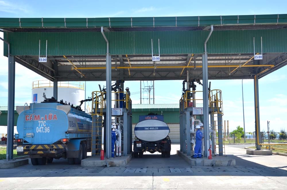 Xe bồn tiếp nhận xăng sinh học E5 tại Nhà máy lọc dầu Dung Quất.