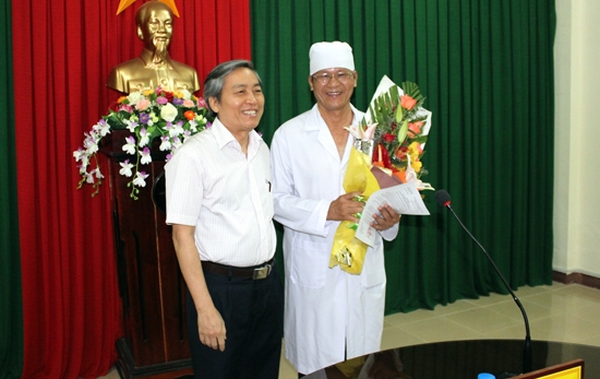 Quyền Chủ tịch UBND tỉnh Lê Quang Thích trao Quyết định và tặng hoa chúc mừng đồng chí Phạm Ngọc Lân