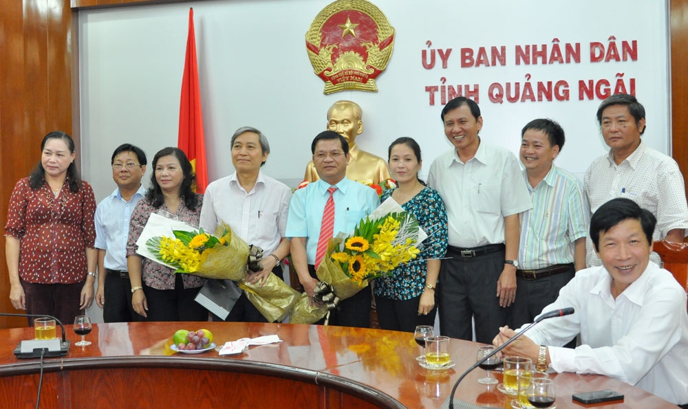Các đồng chí lãnh đạo tỉnh tặng hoa cho đồng chí Lê Viết Chữ và đồng chí Lê Quang Thích.