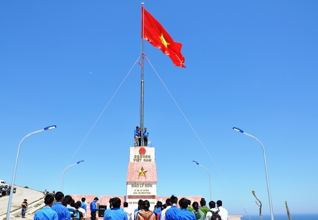 Cột cờ Tổ quốc trên huyện đảo Lý Sơn là một trong những điểm đến thu hút du khách thời gian qua