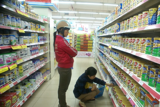 Người tiêu dùng chọn mua sữa tại Siêu thị Co.op Mart Sài Gòn- Quảng Ngãi.