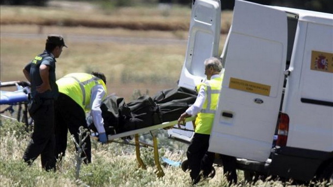 Các nhân viên cứu hộ đưa thi thể người bị nạn khỏi hiện trường - Ảnh: laprensasa.com