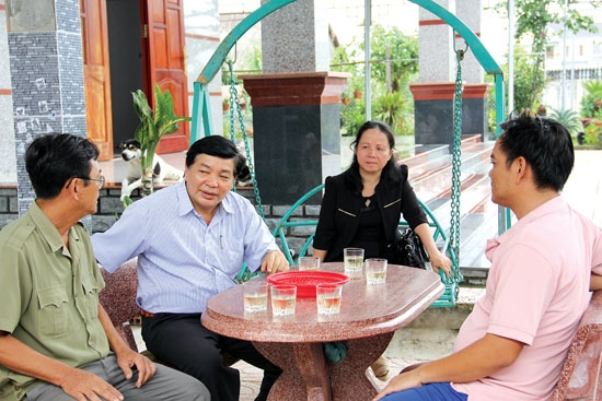 Đồng chí Phạm Thanh Hải - Trưởng Ban Tuyên giáo Tỉnh ủy (thứ hai từ trái sang) tìm hiểu tình hình đền bù, tái định cư, hoán đổi nghề nghiệp của một hộ dân trong vùng dự án VSIP 2 Bình Dương.