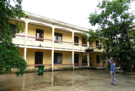 Chuẩn bị cho năm học mới 2014 – 2015, Trường THPT Huỳnh Thúc Kháng đầu tư sửa chữa trường lớp, mua sắm trang thiết bị... đáp ứng nhu cầu học tập của học sinh.