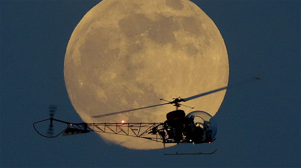 "Siêu trăng" được nhìn thấy phía sau một trực thăng ở New Jersey, Mỹ hồi tháng 6/2013 - (Ảnh: AP)