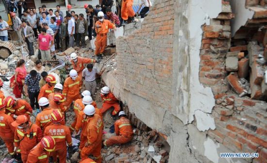 Lực lượng cứu hộ đào bới đống đổ nát để tìm kiếm các nạn nhân của trận động đất.