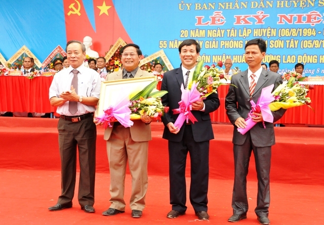 Thừa ủy nhiệm Chủ tịch nước, Quyền Bí thư Tỉnh ủy Nguyễn Minh đã trao Huân chương Lao động hạng Ba cho Đảng bộ, chính quyền và nhân dân huyện Sơn Tây