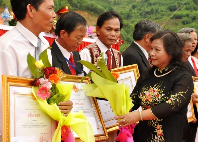Phó Chủ tịch UBND tỉnh Đinh Thị Loan trao Bằng khen của Thủ tướng Chính phủ và hoa cho các tập thể và cá nhân có thành tích có thành tích trong xây dựng và phát triển kinh tế, xã hội tại địa phương, góp phần xây dựng chủ nghĩa xã hội và bảo vệ Tổ Quốc