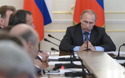  Tổng thống Nga Putin họp nội các ở ngoại ô Moscow bàn biện pháp đối phó với lệnh trừng phạt mới của Mỹ và EU hôm 30/7. (Ảnh: AP)