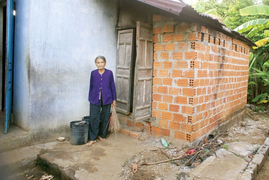Nhà ở hiện tại của bà Nguyễn Thị Phu, thôn Đông, xã An Hải (Lý Sơn) đã cũ nát nhưng bà không dám nhận suất hỗ trợ xây mới vì không đủ tiền đầu tư.