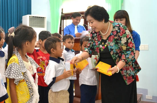 Bà Trương Tuyết Nhung - Trưởng Ban Vận động Quỹ Bầu ơi, trao học bổng cho các em học sinh.