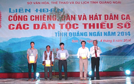 Ông Cao Văn Chư – Phó Giám đốc Sở Văn hóa – TT& DL Quảng Ngãi trao giải cho các đội tham dự.