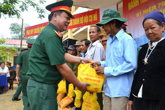  Đại tá Trần Xi Noa – Phó Chính ủy Bộ CHQS tỉnh tặng quà cho gia đình có công cách mạng xã Ba Chùa.