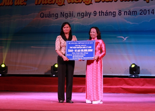 Đại diện Ban tổ chức trao tặng những phần quà thiết thực đến huyện đảo Lý Sơn.