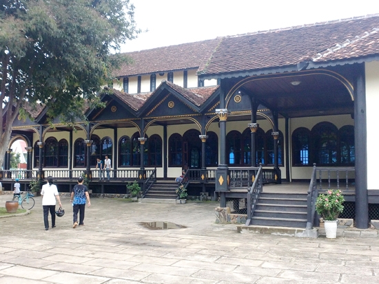 Du khách tham quan nhà thờ gỗ Kon Tum.