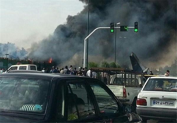Chiếc máy bay rơi và bốc cháy. Ảnh: Twitter