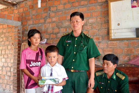 Đồn Biên phòng Sa Huỳnh trao quà và học bổng cho học sinh nghèo.      