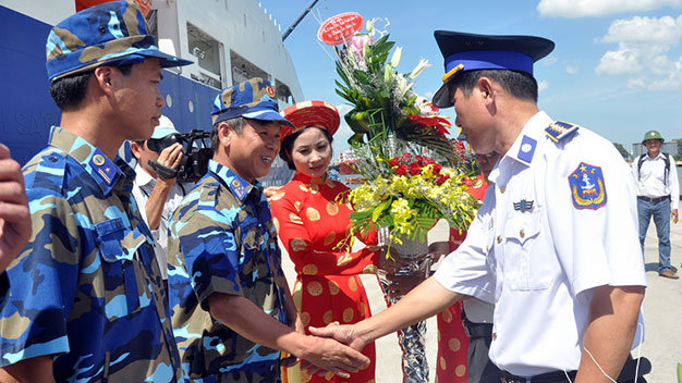 Lãnh đạo, chỉ huy Vùng Cảnh sát biển 3 tặng hoa chúc mừng cán bộ, chiến sỹ tàu CSB 8001 - Ảnh: Đ.Hà.