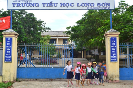 Học sinh Trường Tiểu học Long Sơn vui đón năm học mới.
