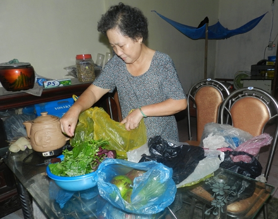 Hằng ngày, bà Tâm vẫn đều đặn phân loại bao nilon để tái sử dụng.