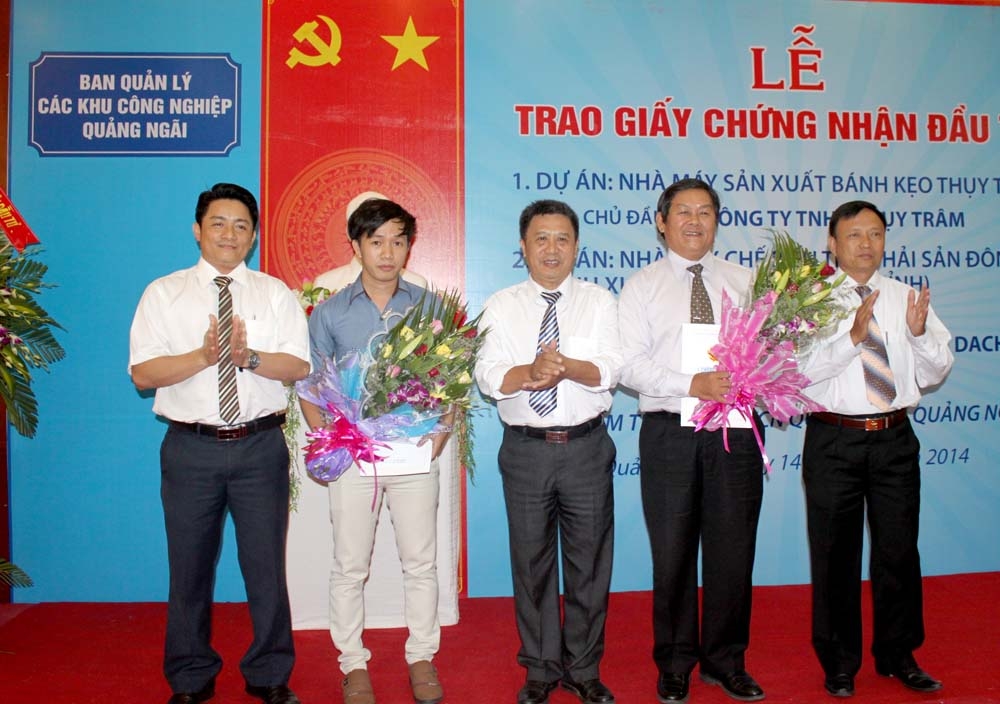 BQL các KCN Quảng Ngãi trao giấy chứng nhận đầu tư cho 2 dự án.