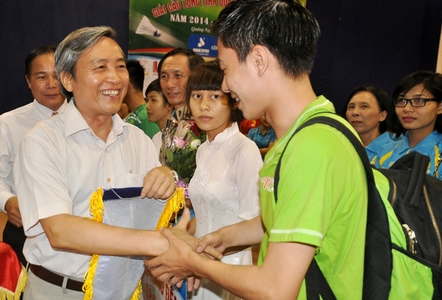 Phó Chủ tịch Thường trực UBND tỉnh Lê Quang Thích tặng hoa và trao cờ lưu niệm cho các đơn vị tham gia giải