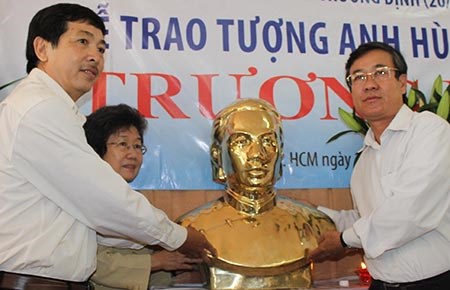    Đại diện tạp chí (trái) trao tượng cho tỉnh Tiền Giang. Ảnh: HL
