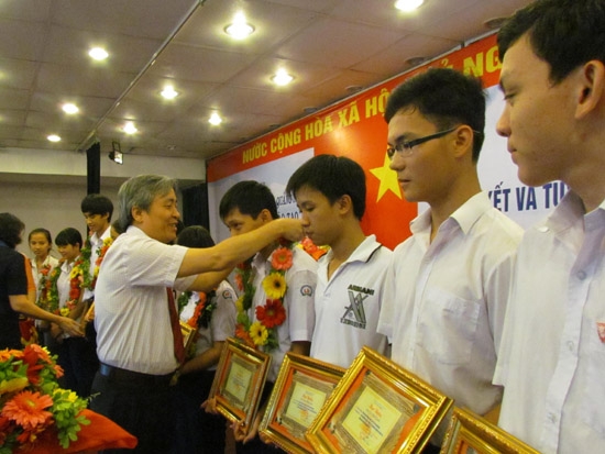 Phó Chủ tịch UBND tỉnh Lê Quang Thích trao thưởng cho các em học sinh đạt giải cao trong các kỳ thi cấp Quốc gia.