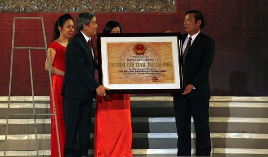 Phó Chủ tịch Thường trực UBND tỉnh Lê Quang Thích trao Bằng di tích lịch sử cấp tỉnh đối với Đền thờ Trương Định